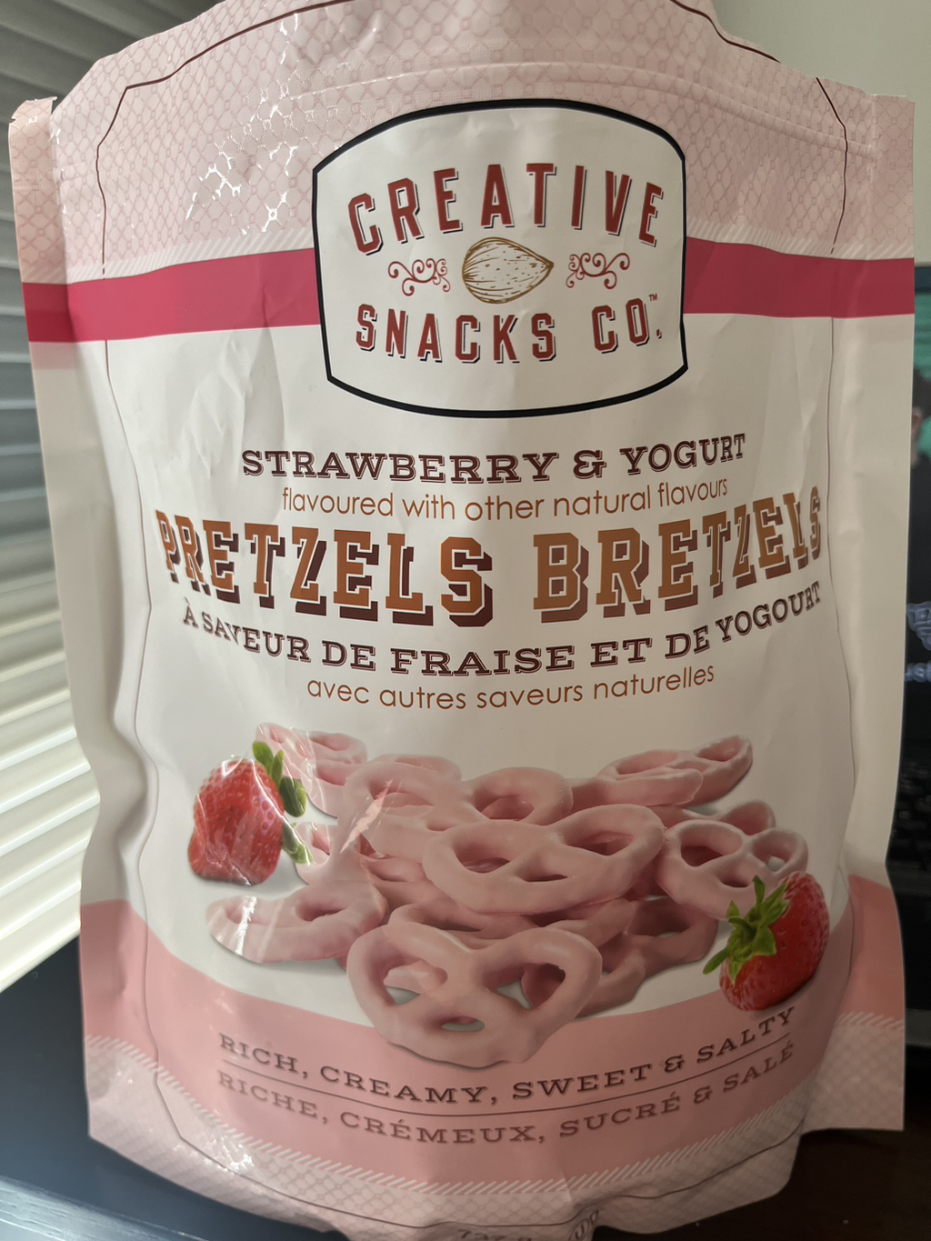 [코스트코] 딸기요거트 프레첼 (strawberry yogurt pretzel 🥨)