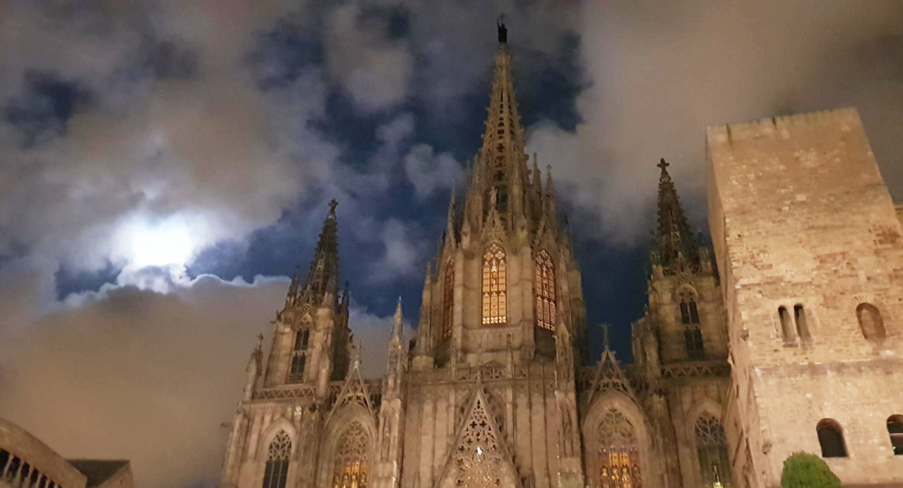 스페인 바르셀로나 대성당과 구름 속의 달
