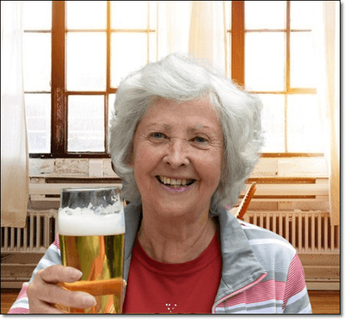 무알콜 맥주를 즐기는 노인 