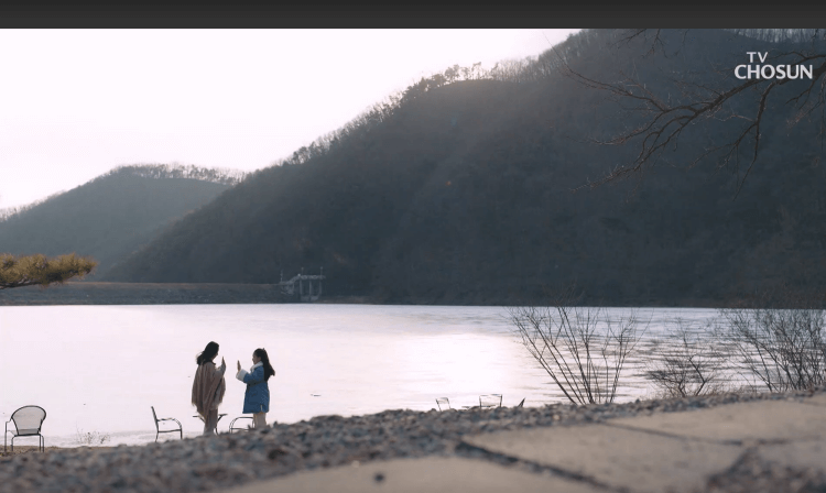 서동마 사피영 커플이 지아를 데리고 호수 옆에서 장난을 하고 있는 사진