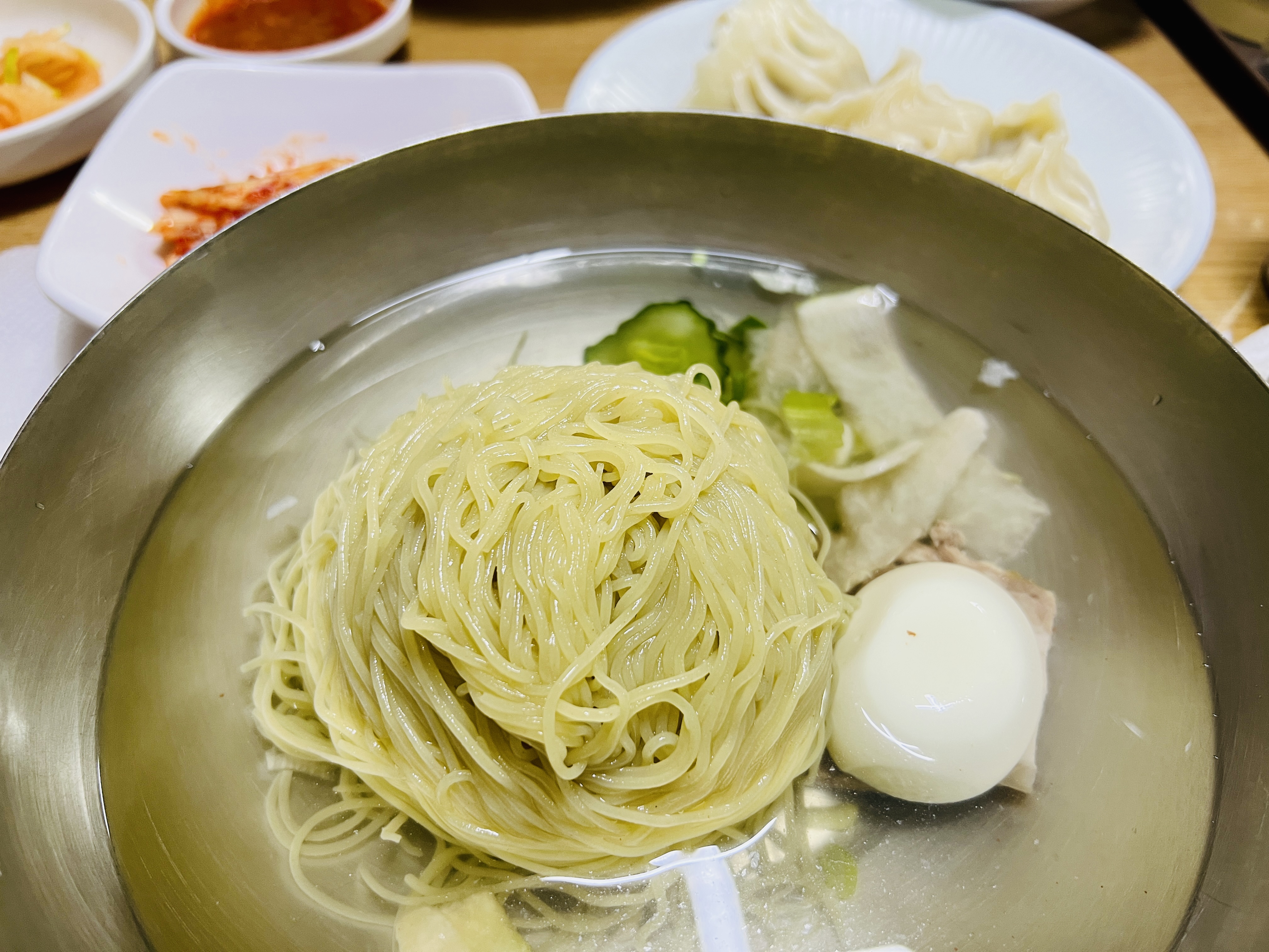 평양냉면이 그릇에 담겨있는 사진