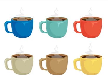 커피가 담긴 다양한 종류의 머그컵입니다. 파란색&#44; 노란색 머그컵 등이 예시입니다.