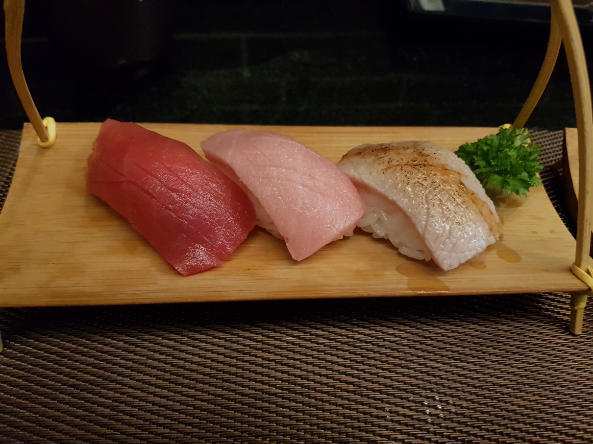 호치민 빈탄군 스시 전문점 Miya Sushi - 다른 3종류 참치 초밥(아까미/쥬도로/아부리 쥬도로)