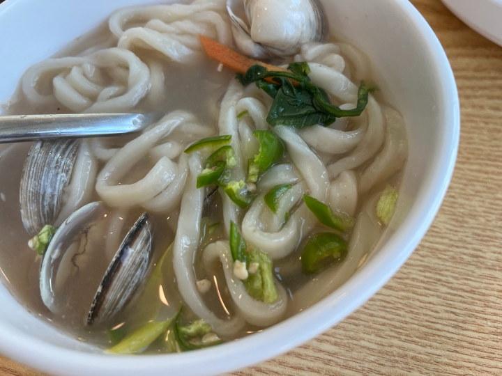 흰색-그릇에-담긴-칼국수-면과-조개