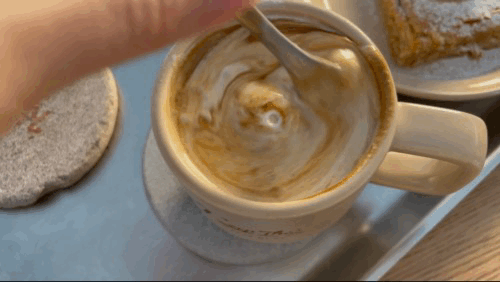 행궁동 카페 킵댓 로스터리 - 바닐라 라떼 수저로 젓는 영상