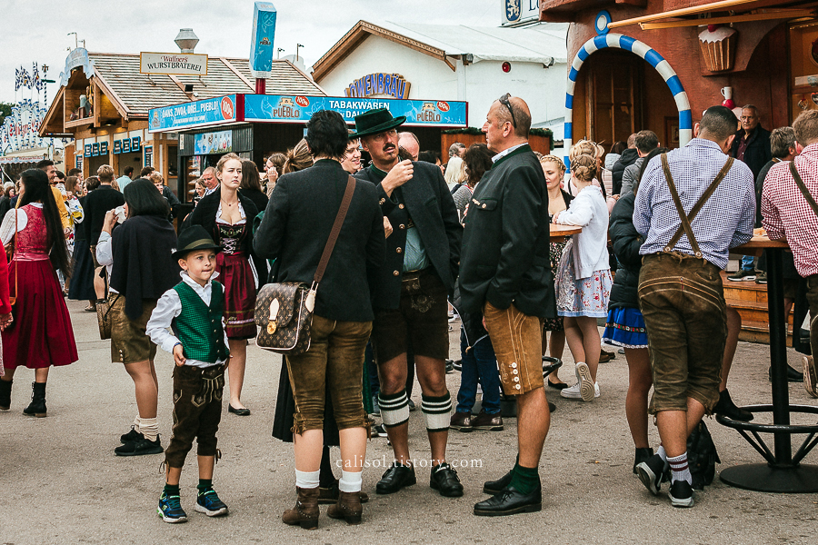 독일 남부 바이에른 전통 의상 입은 독일인 어른과 아이