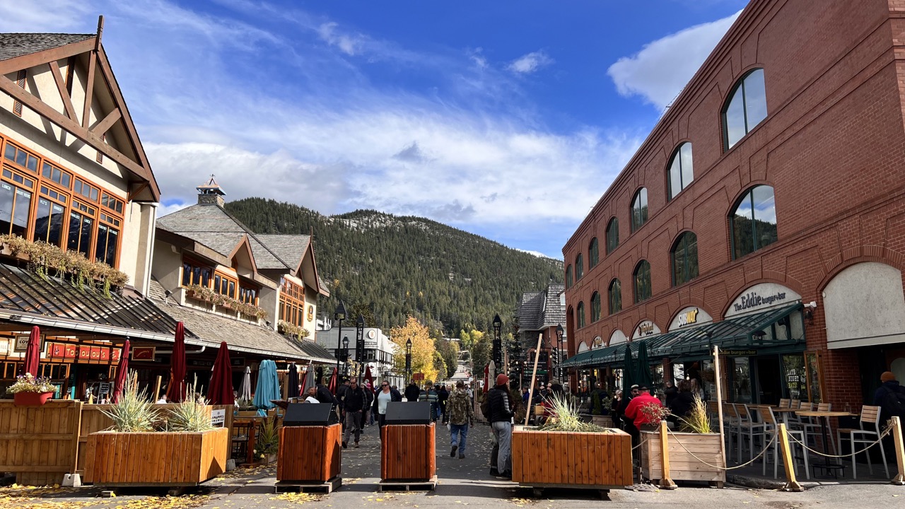음식점과 기념품 샵이 즐비한 밴프 국립공원 다운타운