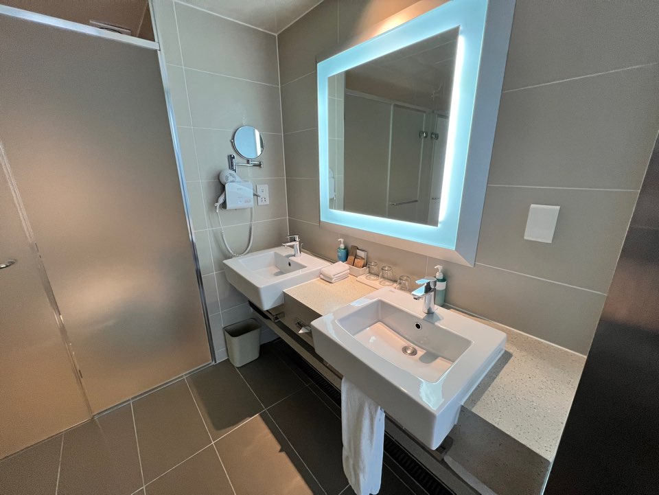 수원 노보텔 앰버서더 이그제큐티브 스위트룸의 마스터룸 화장실