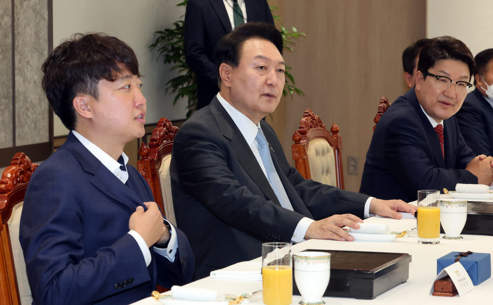  尹 취임 한달만에 여당 지도부 초청 오찬 한 몸처럼 움직이자 집무실 용산 이전, 청와대 개방, 도어스테핑에 대해 굉장히 높게 평가 갈비찜·미역국·생선구이·과일로 이뤄진 한식 도시락