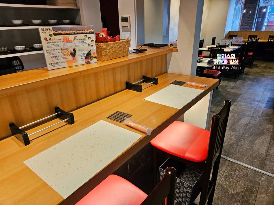 일렬로 늘어선 맛있는 꼬치 튀김 교토 기온 본점 마이코 한 리뷰 1