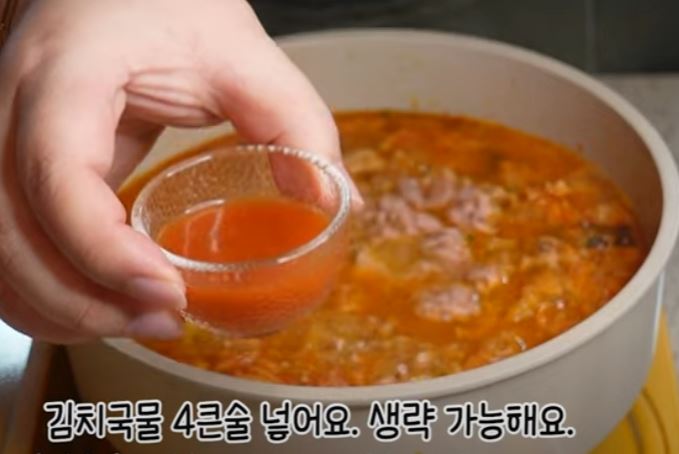 김치국물 4큰술 넣어줍니다. 