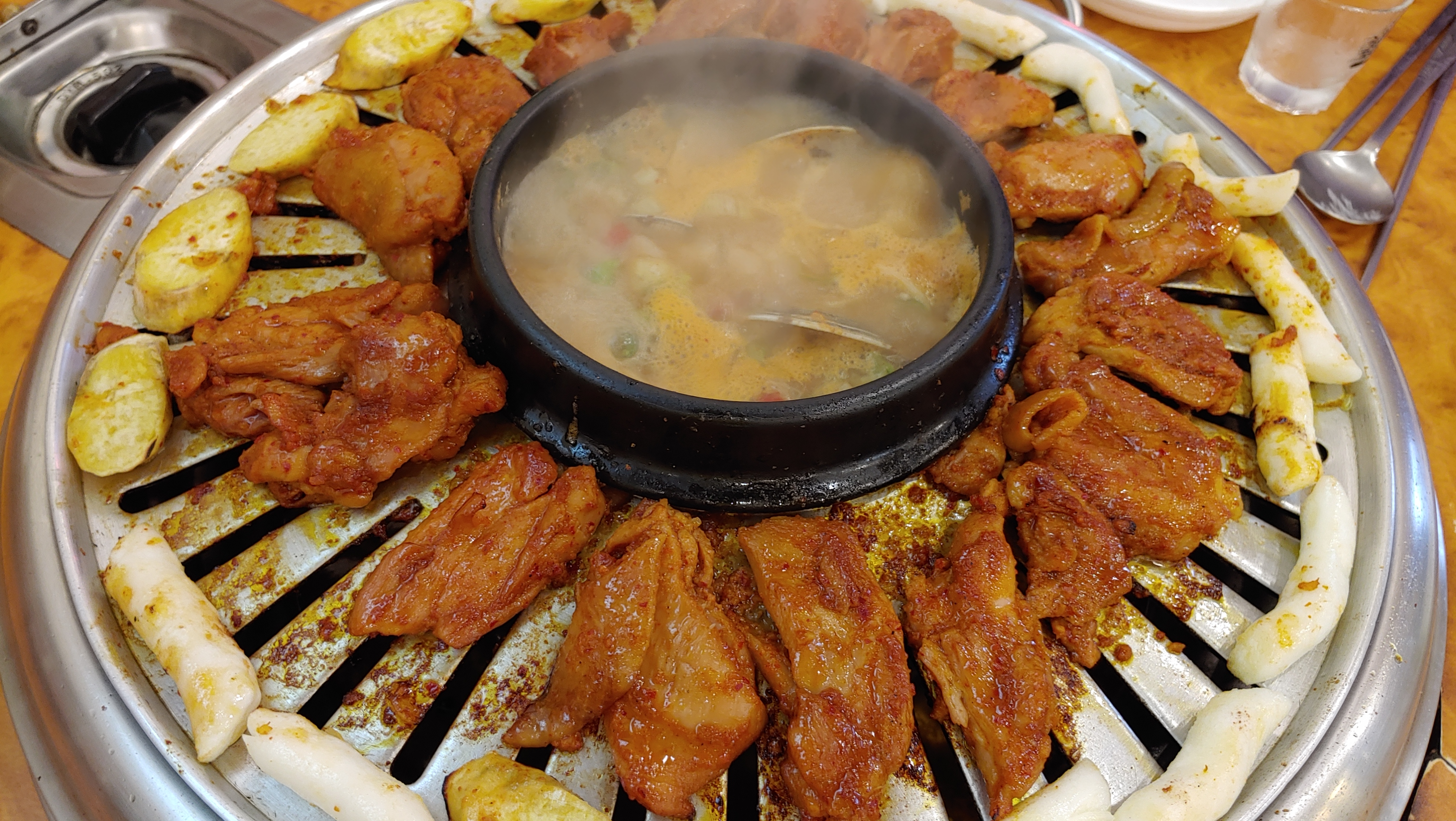  서울 속 작은 춘천, 26년 경력의 숯불 닭갈비 맛집
