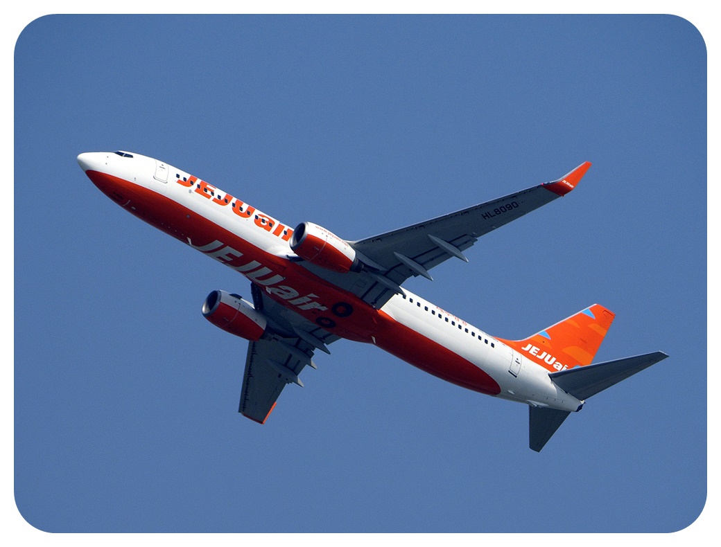 제주항공 보잉 B737-800 여객기가 하늘을 날고 있는 모습을 찍은 사진