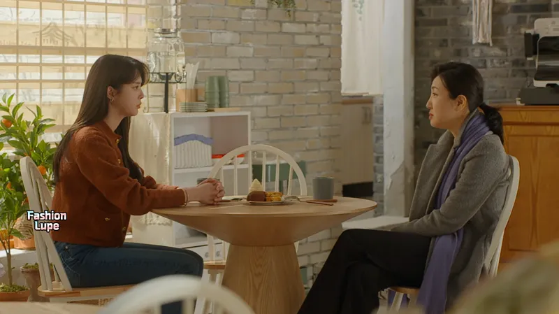 카페에서 대화 중인 두 여자