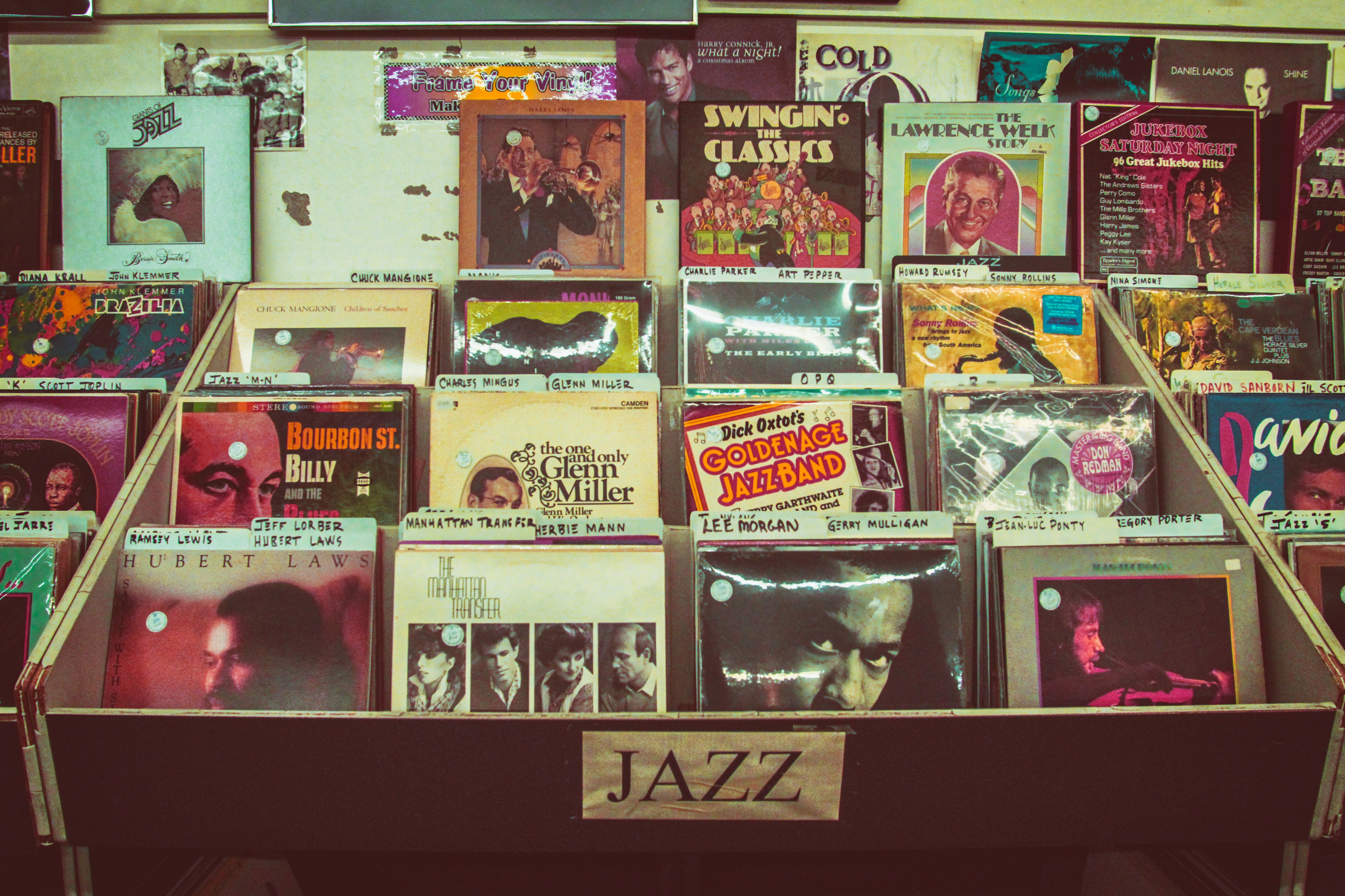 미국 레코드가게에 재즈 음반이 서랍장에 진열되어 있는 모습