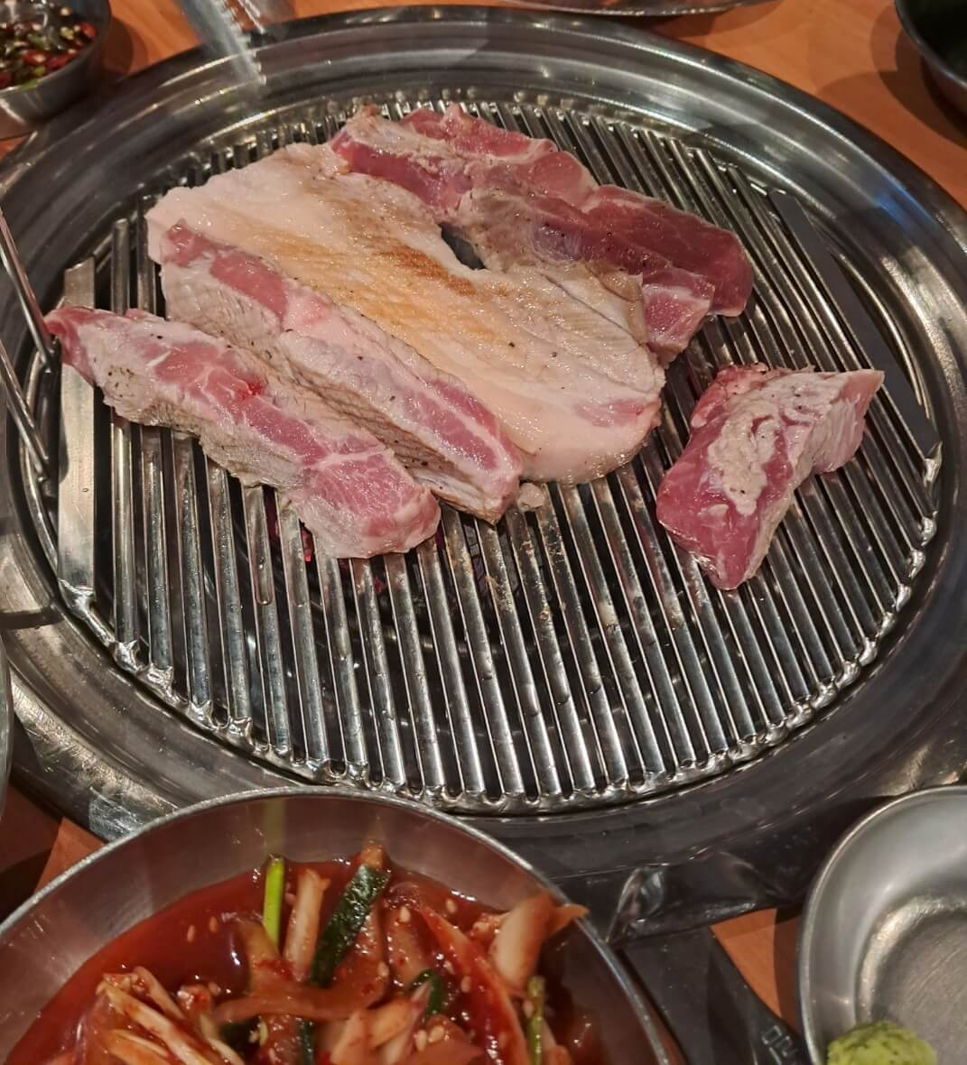 불판위-고기
