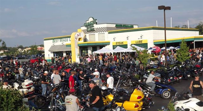 Quaker Steak and Lube의 bike cruise-in 모습