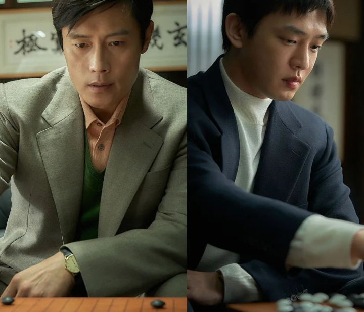 영화 속 이병헌과 유아인이 대결을 펼치는 장면