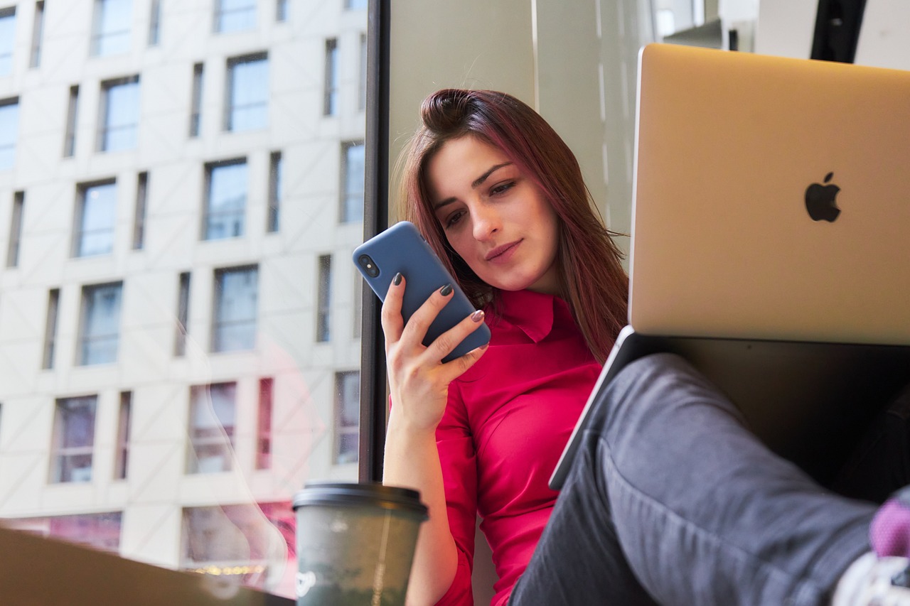 What are the main challenges facing remote forex specialists?