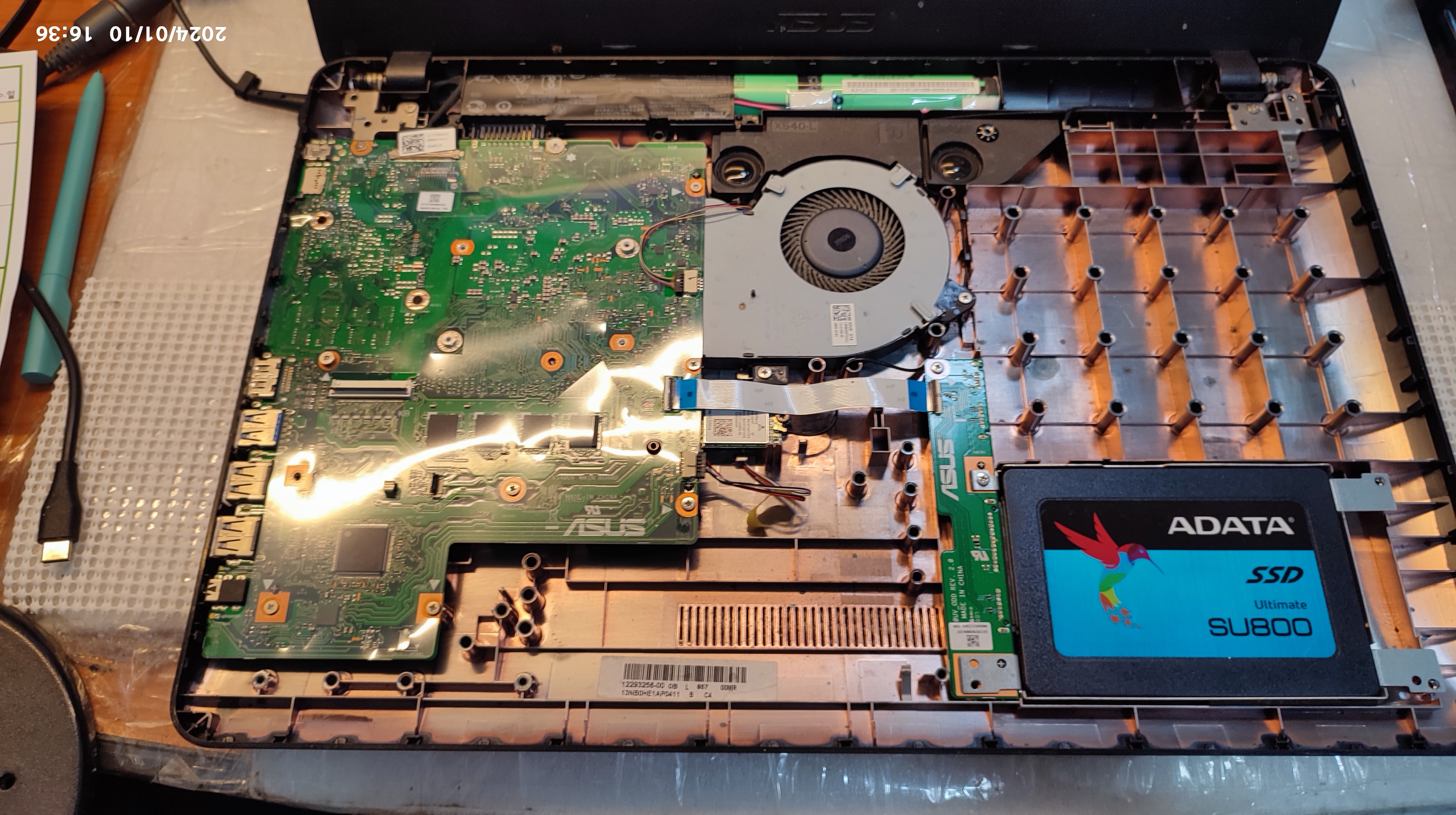 SSD 교체 작업을 진행하기 위해서 노트북을 분해했습니다.
