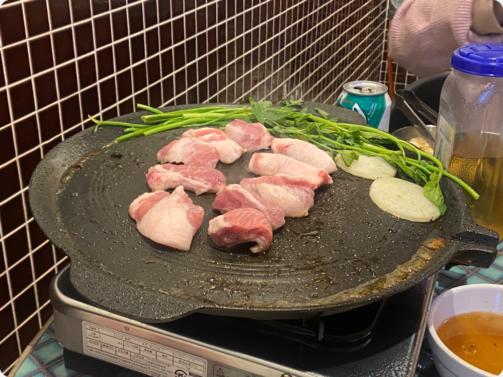 콜롬보-가든-가브리살-미나리-불판-위에-고기