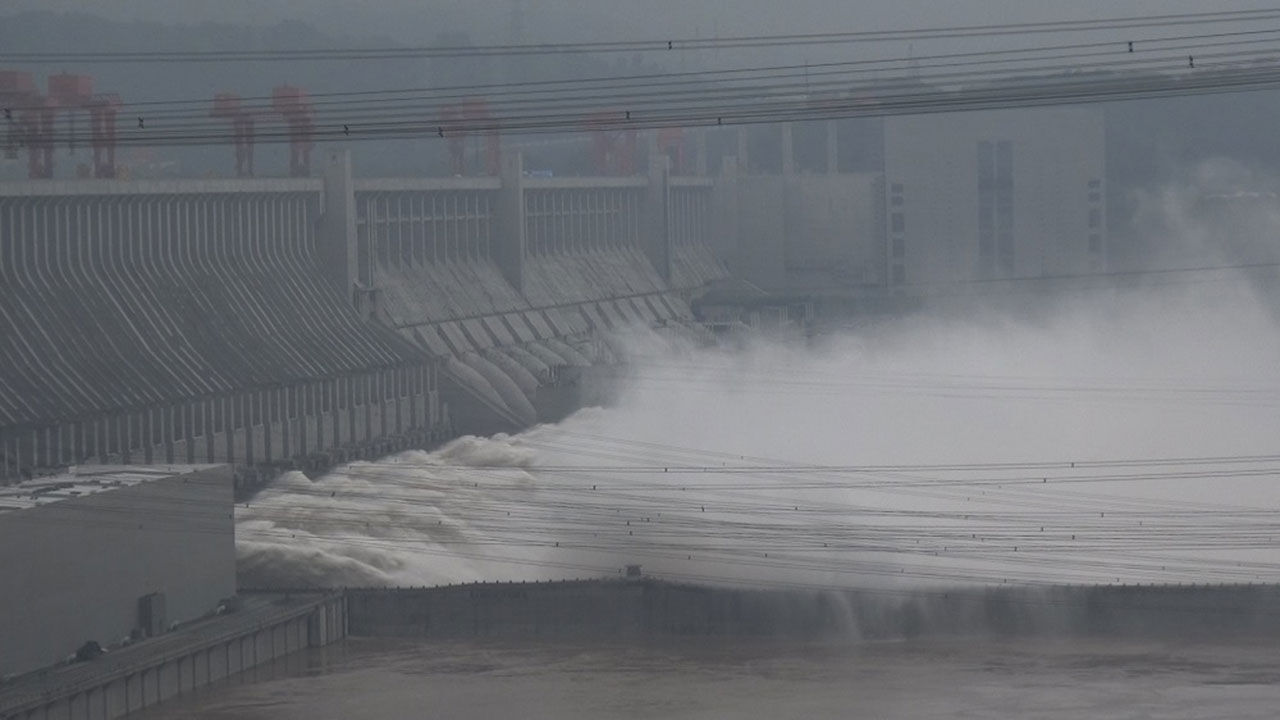 중국-싼샤댐-물-방류하는-모습-사진