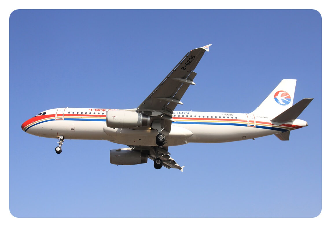 중국동방항공 China Eastern Airlines A320-200 비행기가 이륙하는 모습을 찍은 사진
