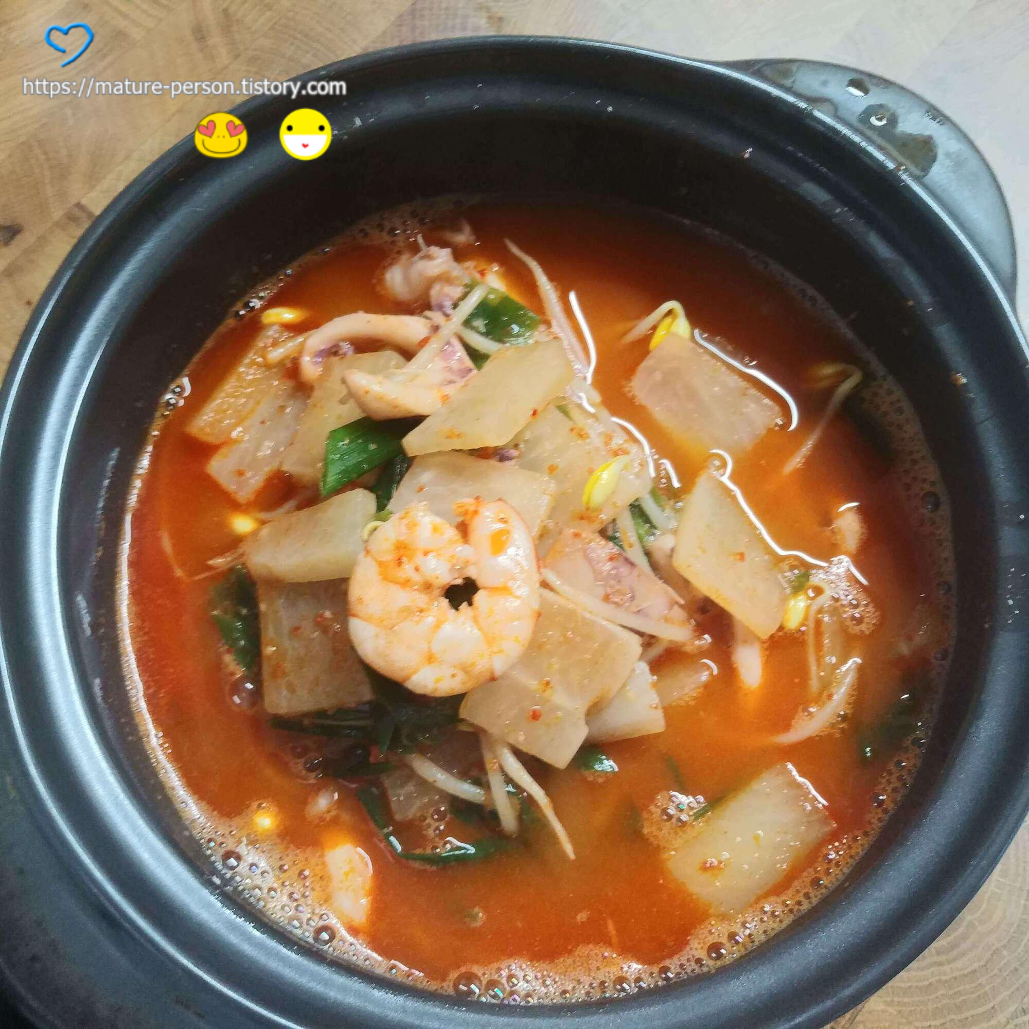  무 듬뿍 넣고 끓인 오징어무찌개