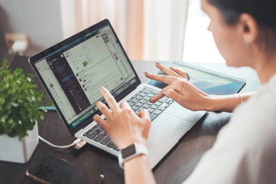 온라인 부업 재택근무 작업 모습