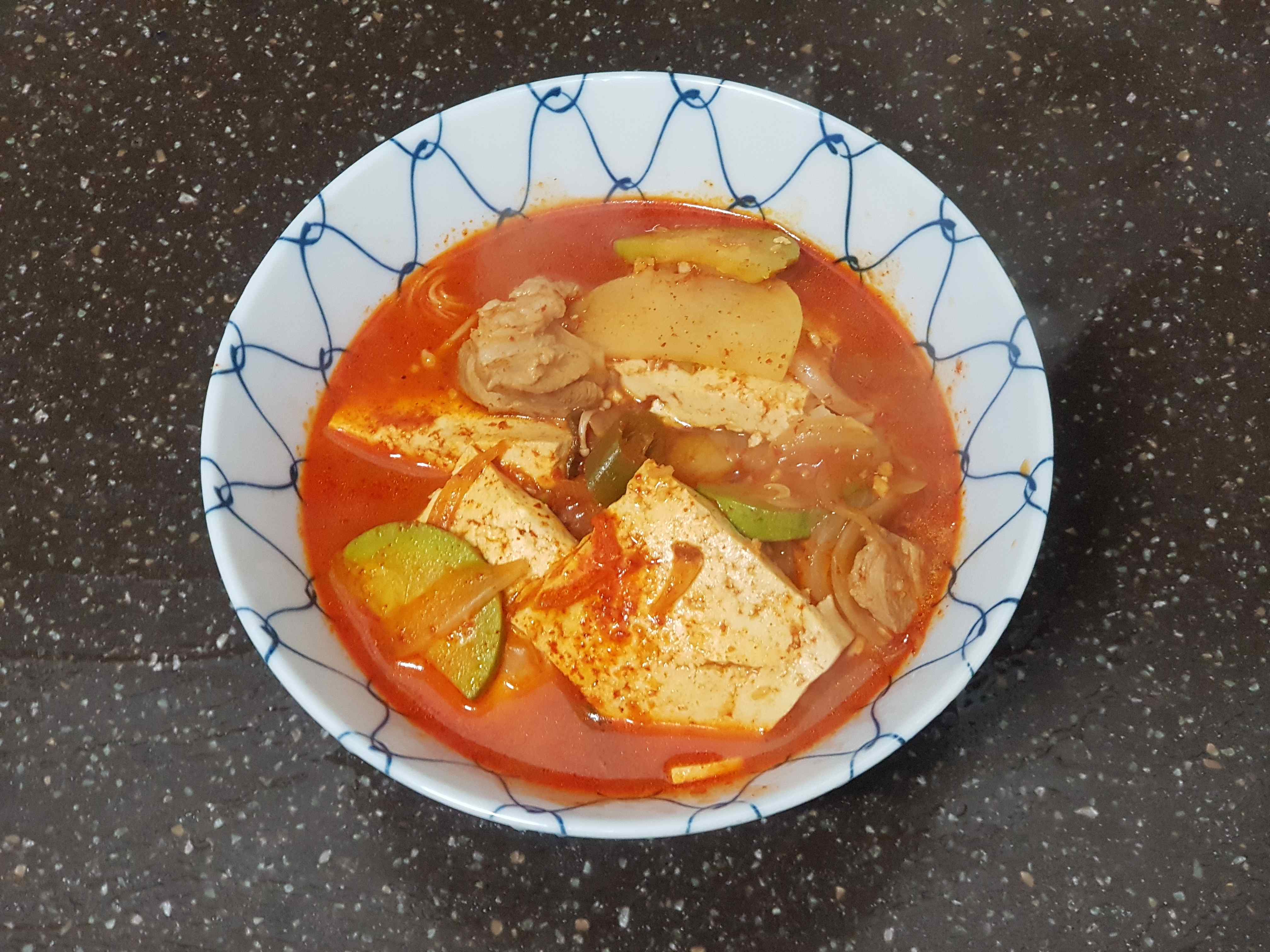  점심차렷 정쉡의 보글보글 돼지고기 두부찌개