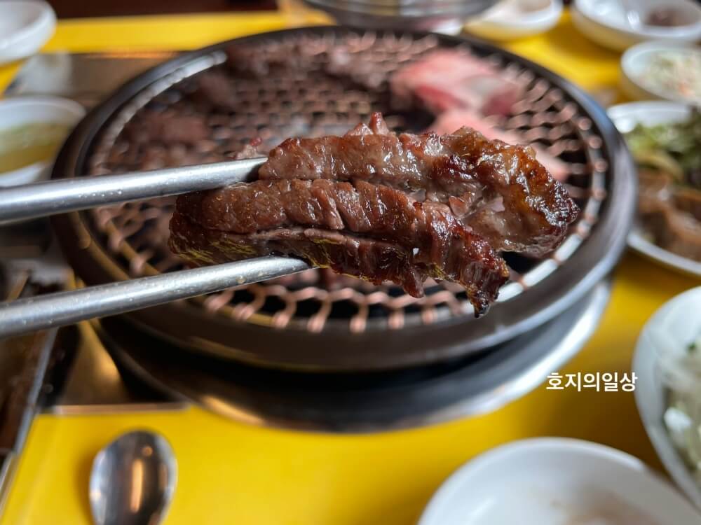 노란상 소갈비 본점 - 잘 구워진 생갈비 한점