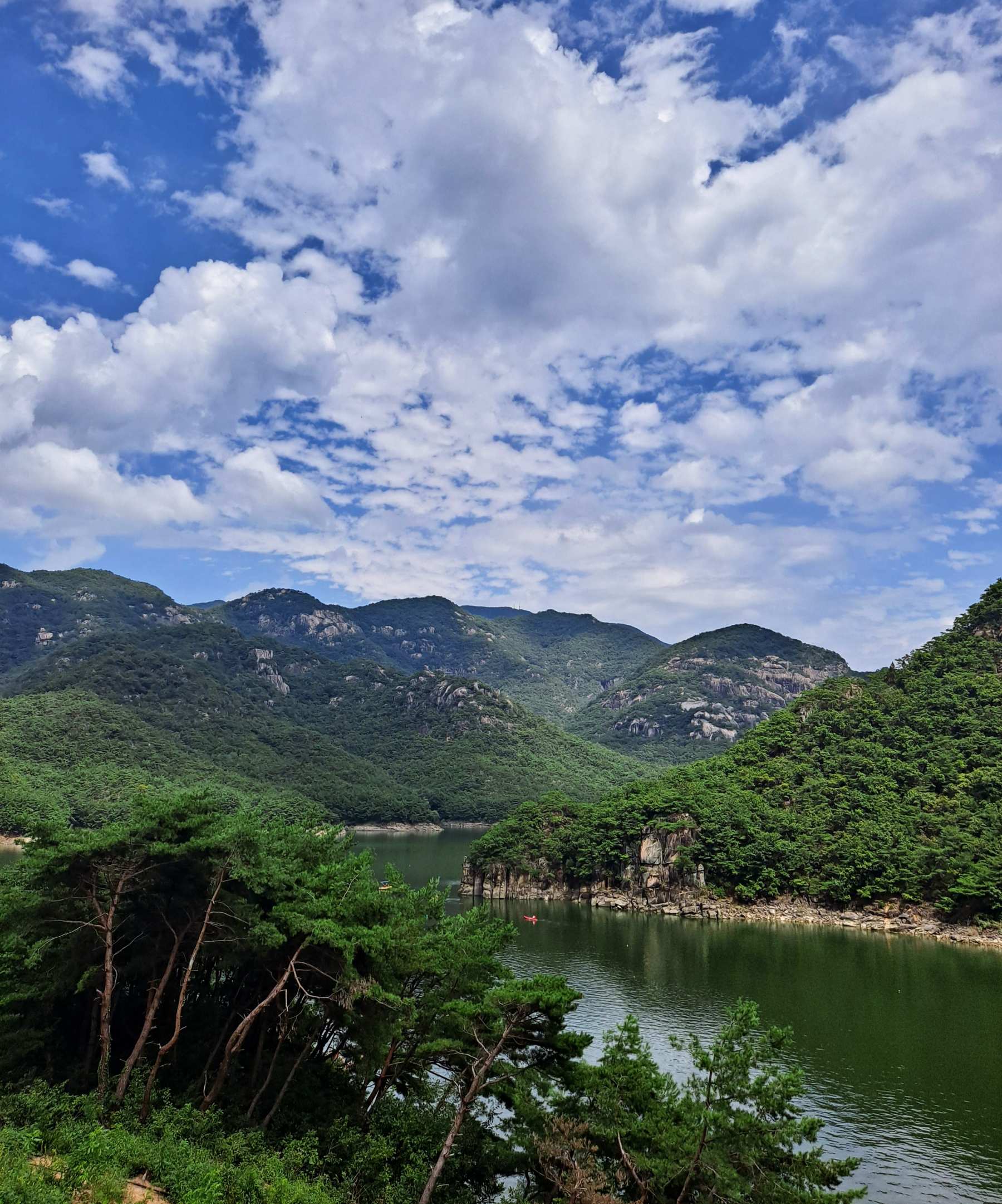 옥순봉 출렁다리 아래 호수