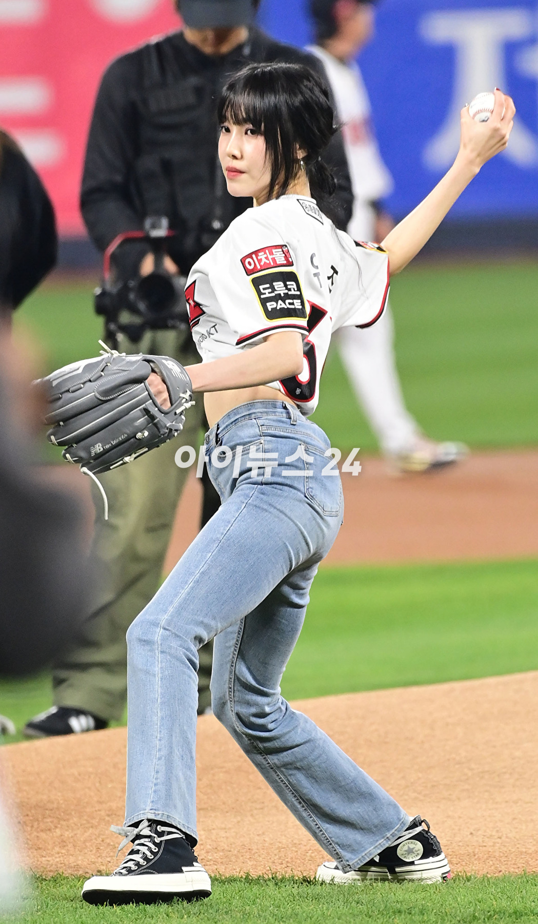 31일 오후 경기도 수원 KT위즈파크에서 &#39;2023 KBO 포스트시즌 플레이오프&#39; 2차전 KT 위즈와 NC 다이노스의 경기가 열렸다. 가수 유주가 시구자로 참석해 공을 던지고 있다. [사진=정소희 기자]