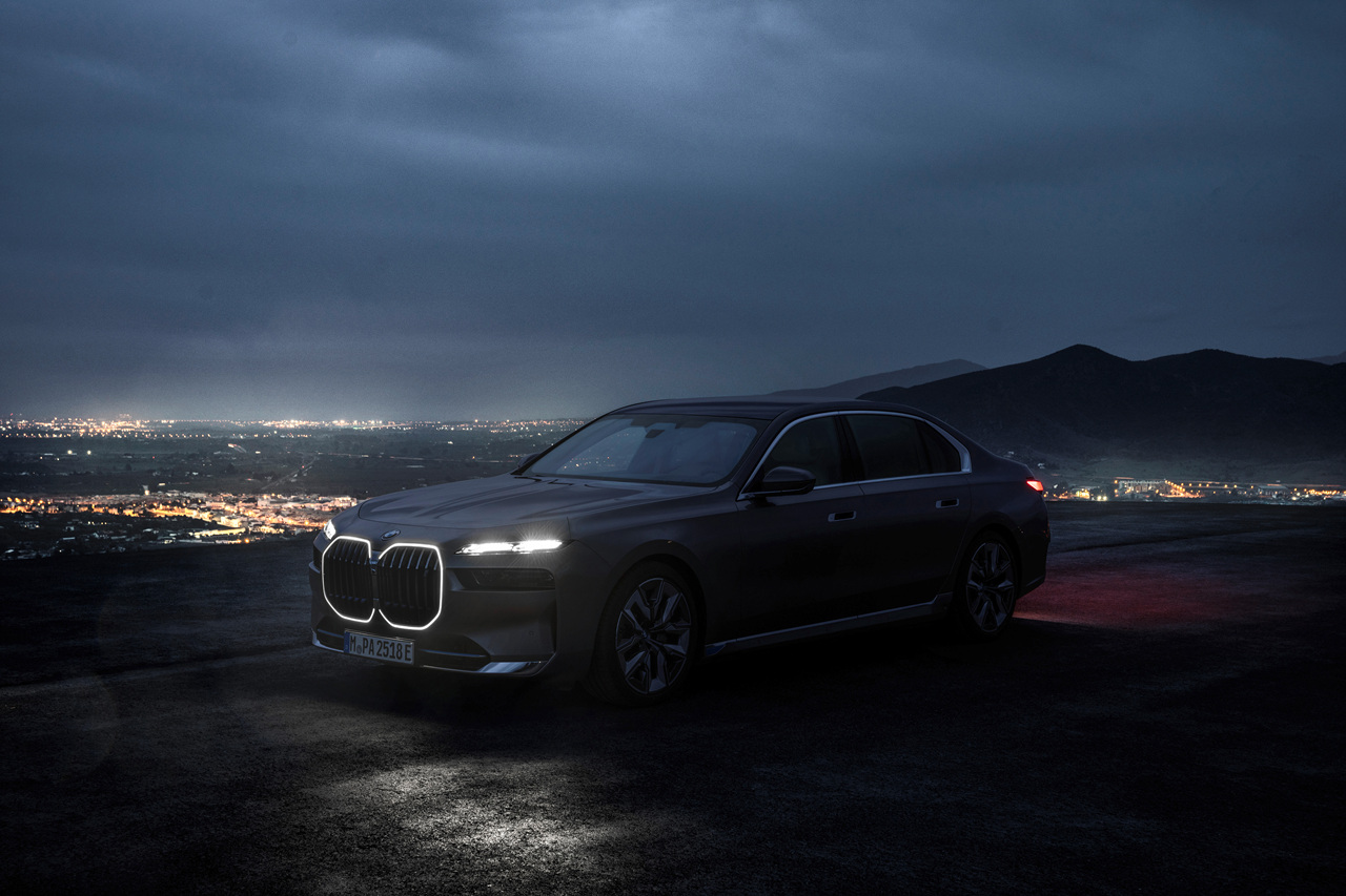  벤츠 S클래스보다 압도적인 존재감 , 칼을 갈고 나온 2023년형 BMW i7 플레그쉽 세단의 새로운 강자 i7 의 가격, 제원은?