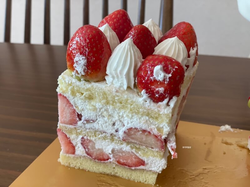 조선델리 더 부티크 - 기울어진 딸기 생크림 케이크