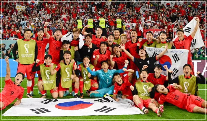 2022카타르월드컵-16강확정후-기쁜모습으로-찍은-축구대표팀-단체사진