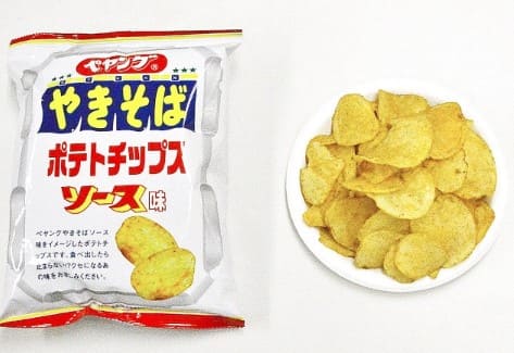 &#39;야키 소바 감자 칩 소스맛&#39;이라고 일본어로 적혀있는 상품의 표지