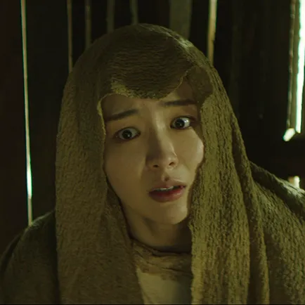 20대 여성이 머리에 노랑 망토를 쓰고 얼굴을 가리고 있는 아라문의 검 열비 캐릭터