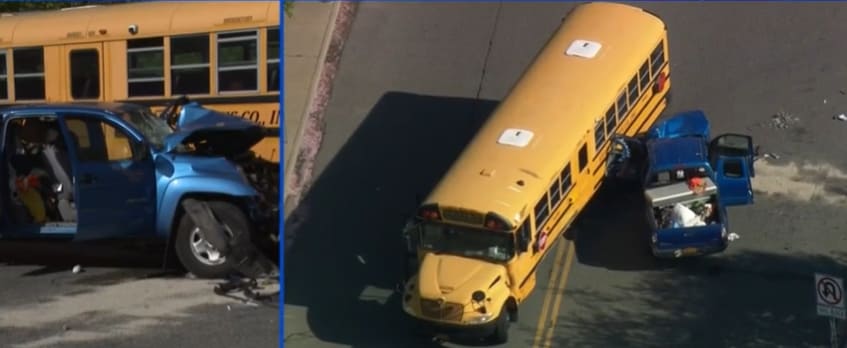 사고난 스쿨버스 운전자 대신 운전대 잡은 13세 학생 VIDEO: School bus involved in crash with pickup truck outside Meadowbrook School in East Meadow