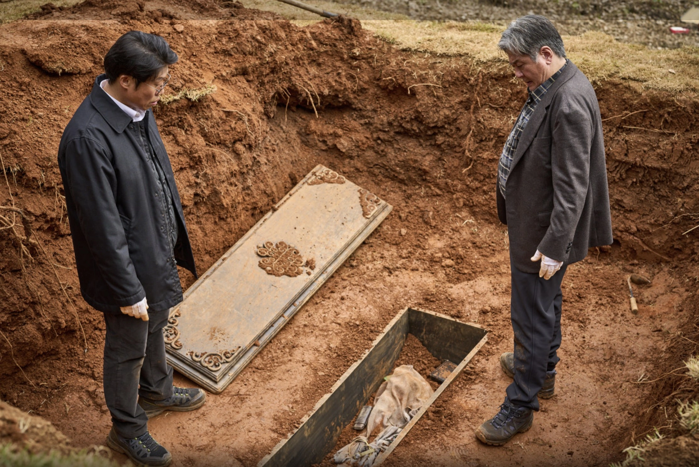 영화 '파묘' 리뷰 – 무속신앙과 한국 오컬트 스릴러의 정점