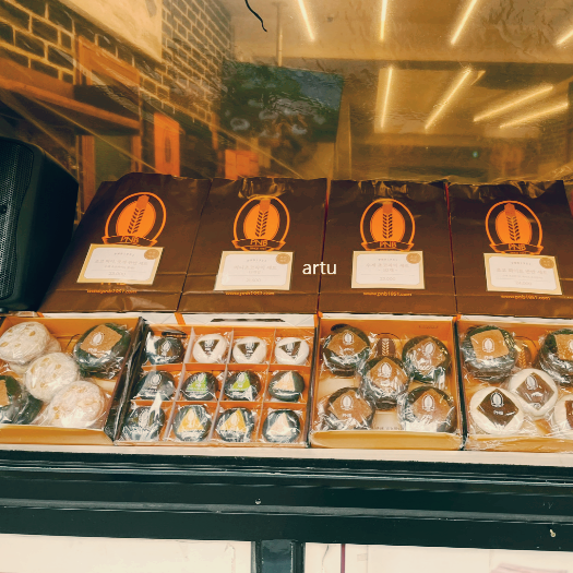 PNB 풍년제과 전주 한옥마을 3호점의 진열된 상품 포장용 초코파이 사진