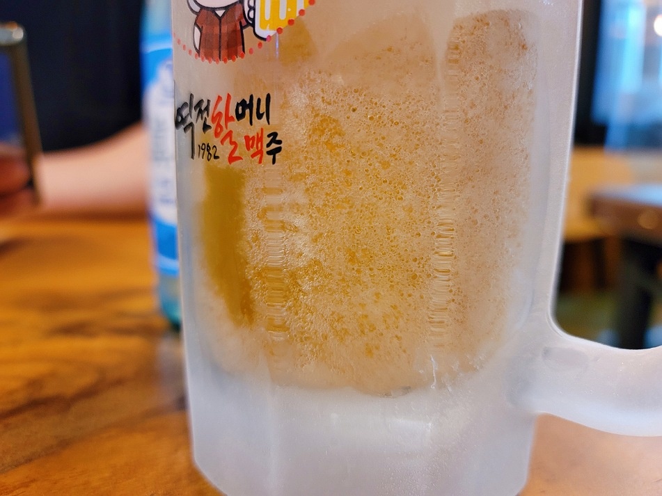 맥주컵-아래쪽에-물기를-닦아보면-보이는-살얼음