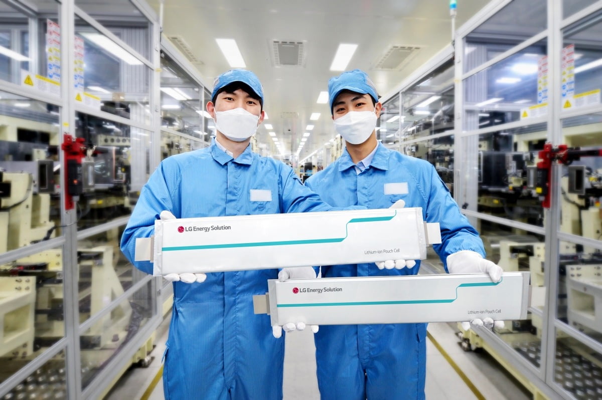 LG에너지솔루션 오창공장에서 직원들이 LG에너지솔루션이 개발한 롱셀(Long Cell) 배터리를 선보이고 있다.
