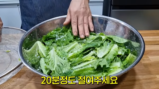 "평소에 먹던 상추 겉절이가 아닙니다!" 저렴한 비용으로 집에서 쉽게 만들 수 있는, 아삭아삭하고 풋내 나지 않는 맛있는 밥 반찬 레시피 10 img