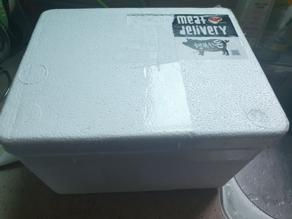 스티로폼 박스에 담긴 채 배달 온 통삼겹살의 모습.