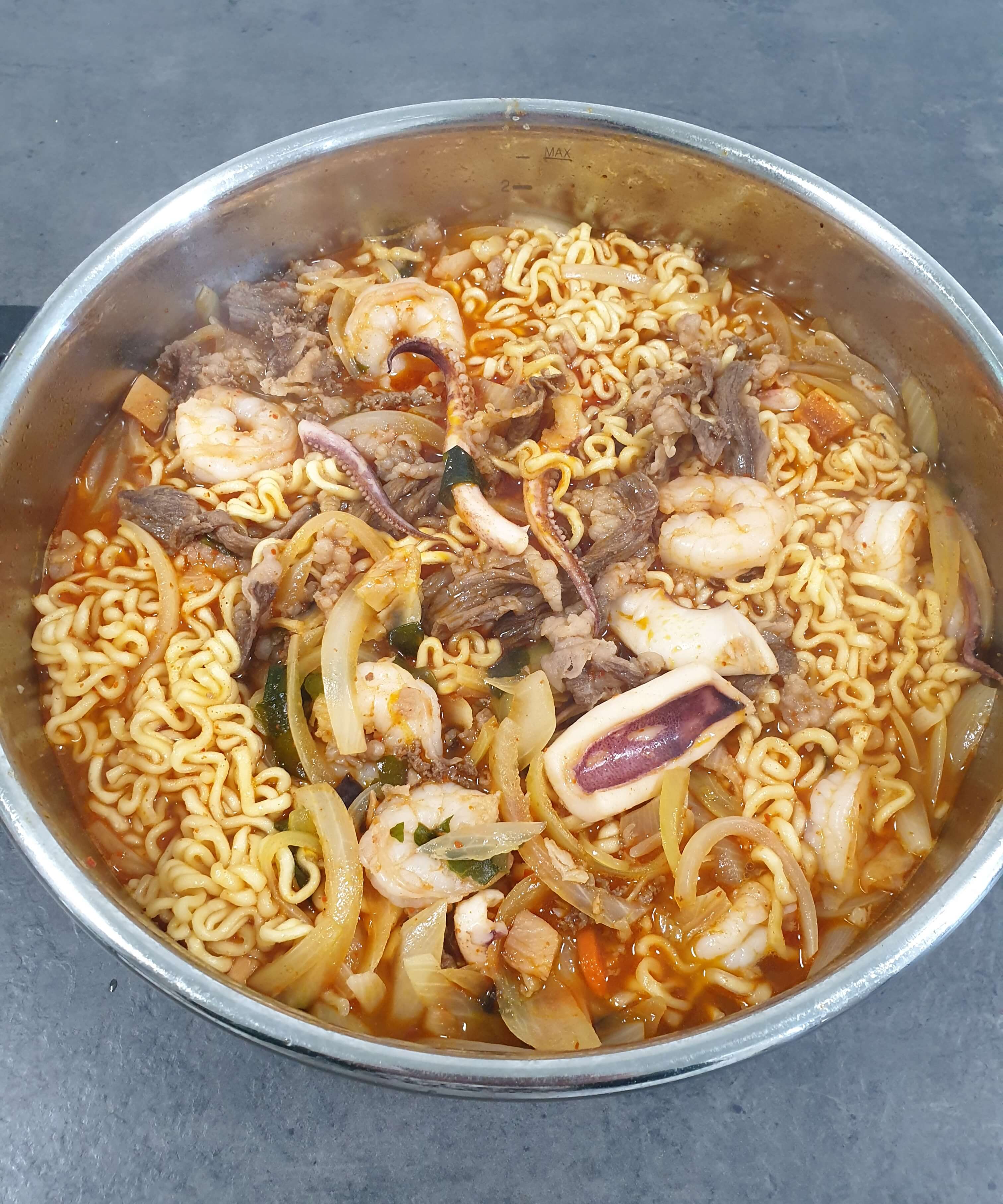  고기듬뿍 해물듬뿍 넣고 짬뽕 라면 끓이기