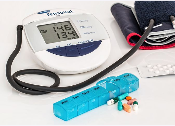 고혈압-측정기와-혈압약