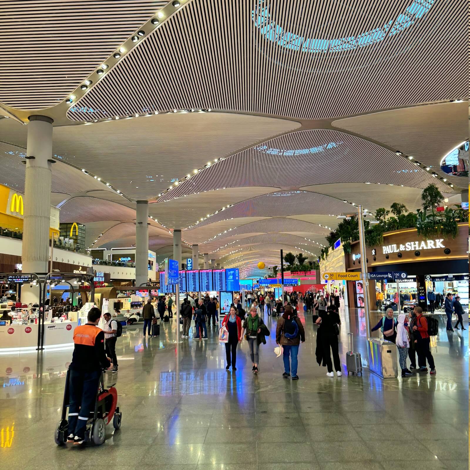 이스탄불 공항 내부 천장