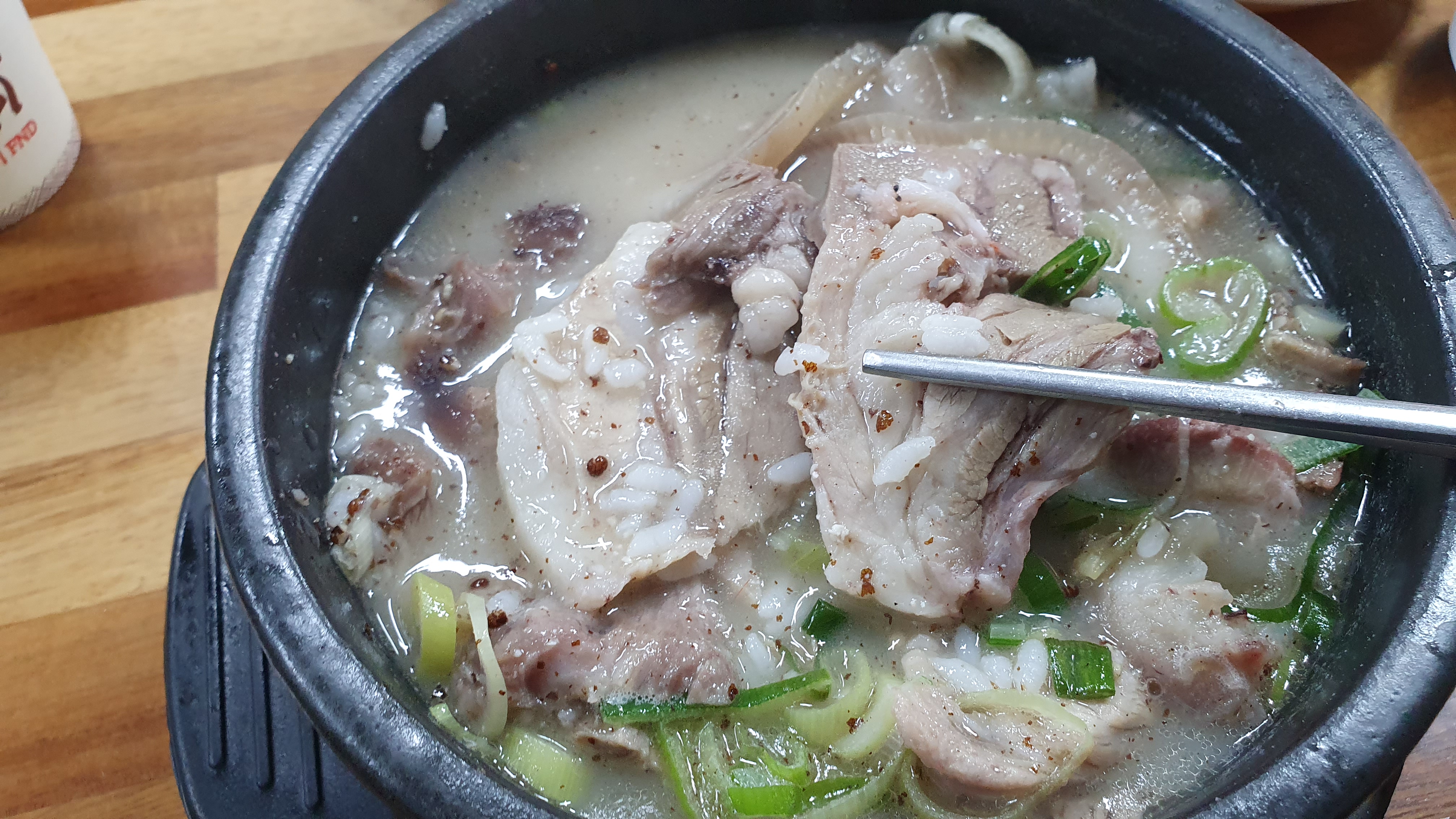 종각-전주집-돼지국밥-국물-고기
