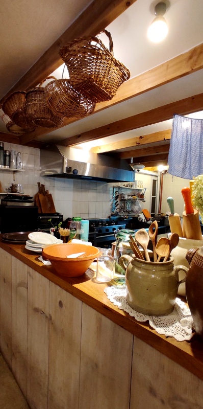 바구니와 나무식기가 있는 주방모습